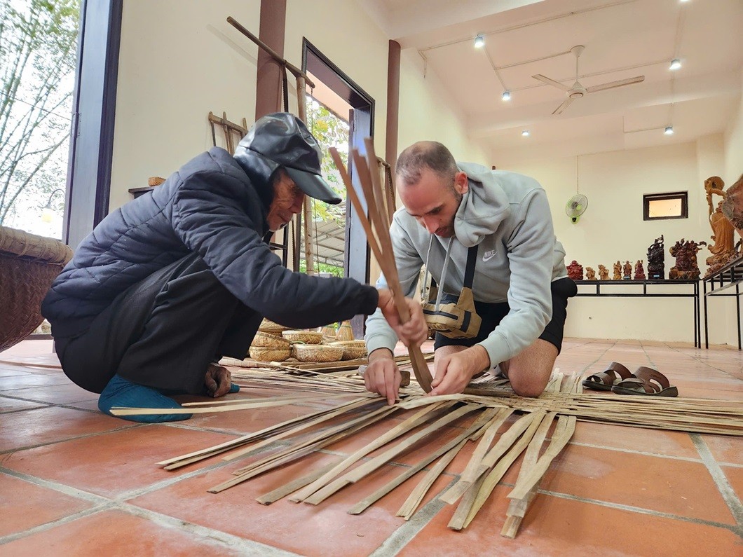 Int'l Tourists Weave Baskets, Mats at Kim Bong Village Festival