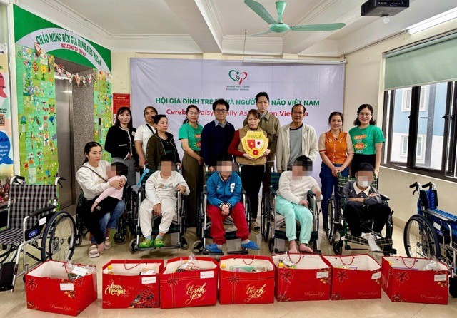 The Rotaract Club of Chuo University, Japan, has donated wheelchairs to nine children with cerebral palsy from the Cerebral Palsy Family Association Vietnam (CPFAV) and one child with disabilities due to an accident in Quang Ninh.