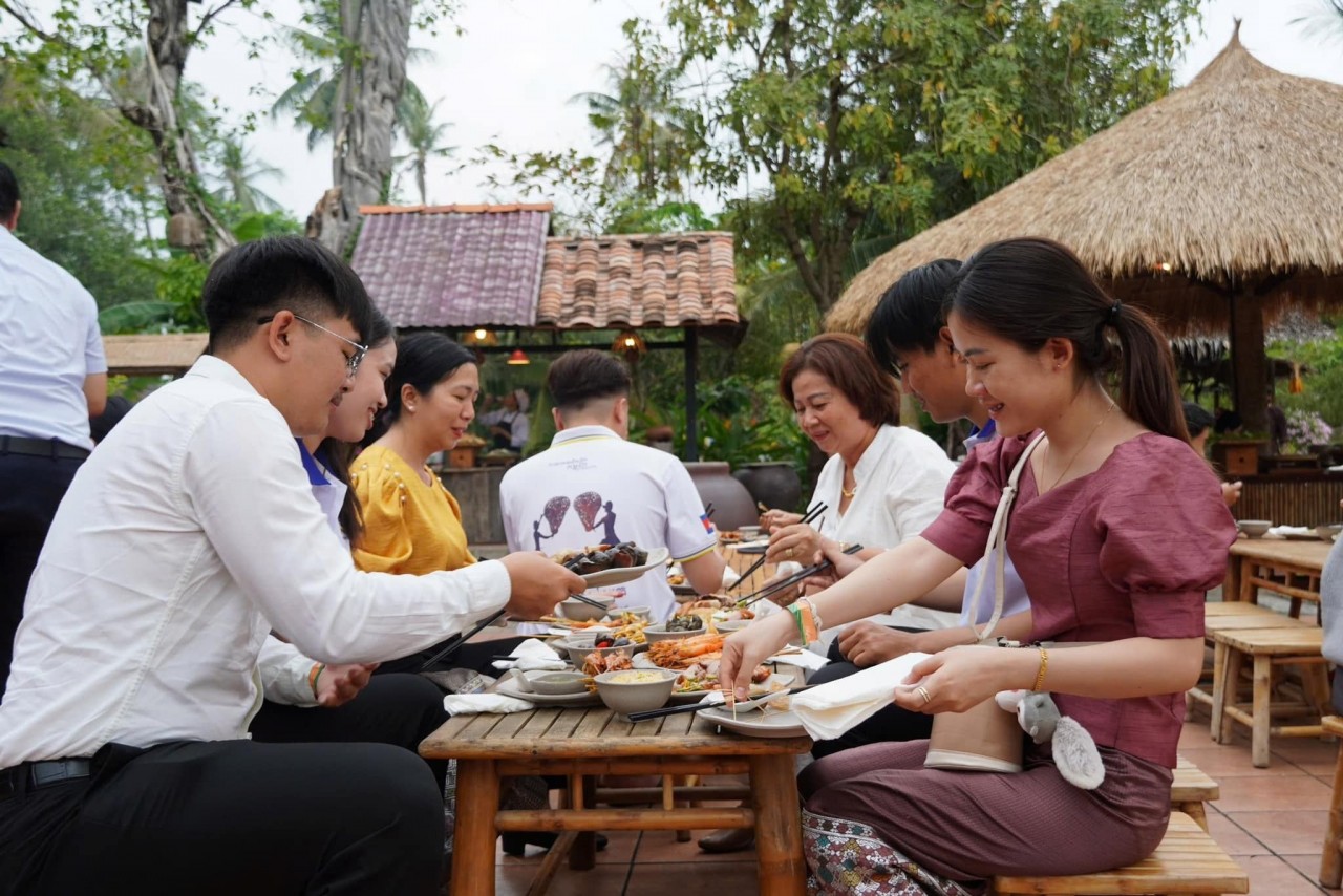 95 Families, 162 Students: Vietnam, Laos, Cambodia Friendship Forged in HCM City