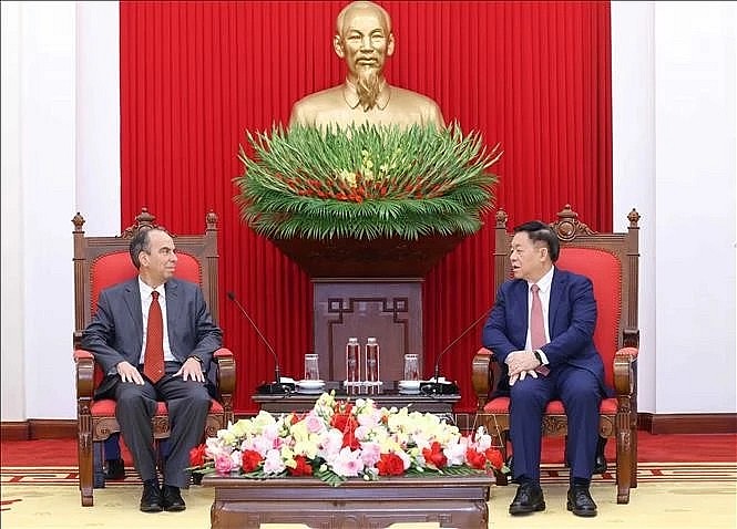 Politburo member, Secretary of the Party Central Committee and Chairman of its Commission for Information, Education and Mass Mobilisation Nguyen Trong Nghia (R) receives Cuban Ambassador to Vietnam Rogelio Polanco Fuentes. (Photo: VNA)