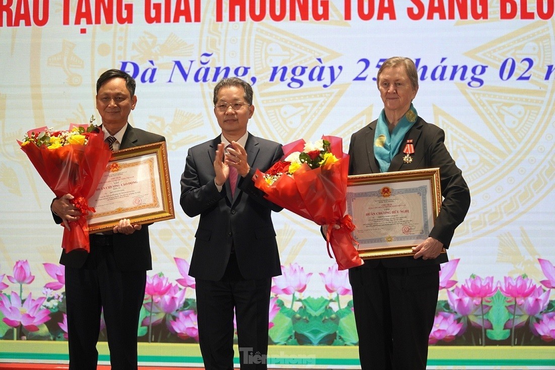 Friendship Medal Granted to American Friend who Helped Thousands of Vietnamese Patients