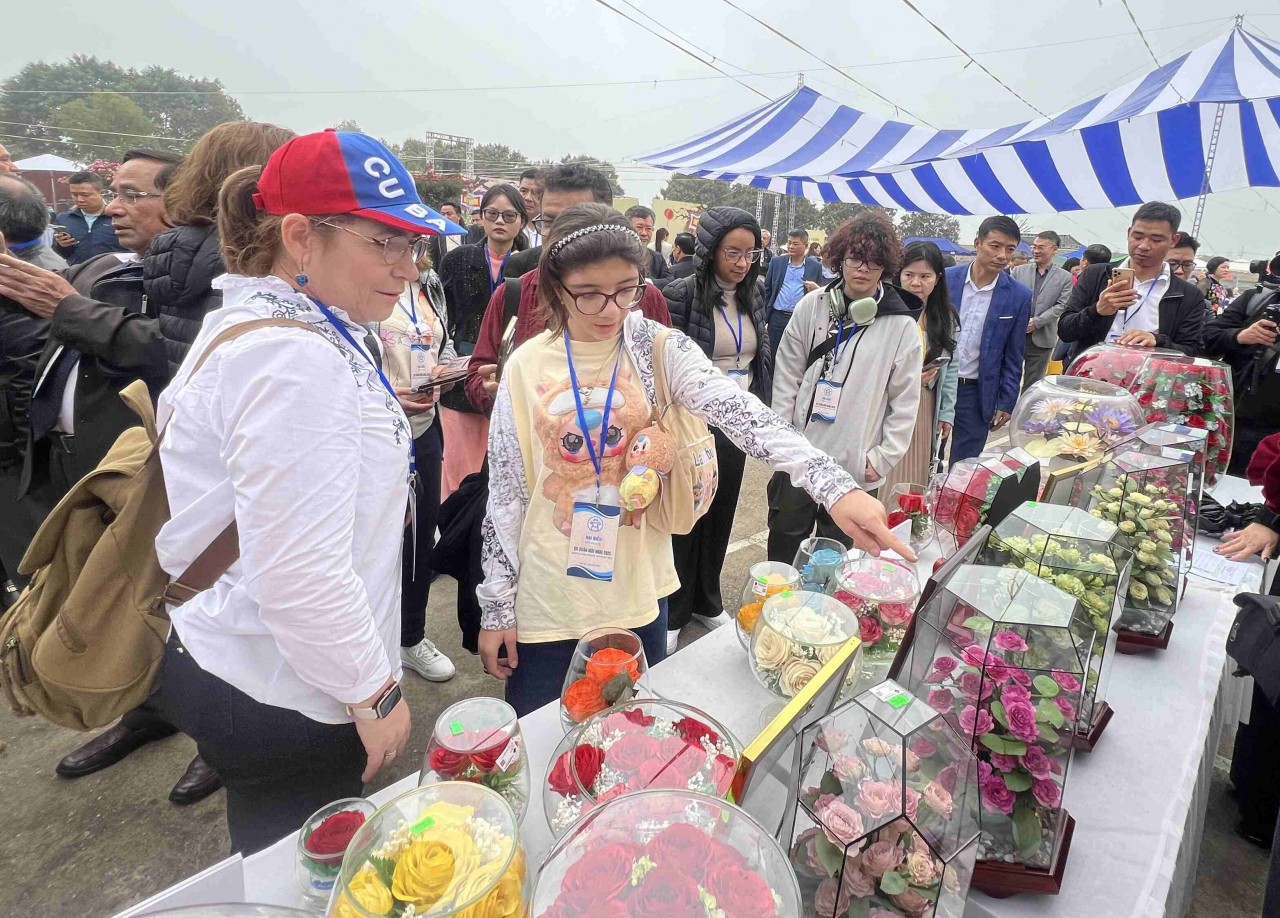 More Than 400 International Delegates Participate In The Friendship Spring Tour In Hanoi