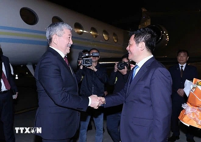 Minister of Industry and Trade Nguyen Hong Dien (R) welcomes Kyrgyzstan’s Prime Minister Adylbek Kasimalyev upon his arrival at Noi Bai International Airport on March 5 evening for an official visit to Vietnam. (Photo: VNA)