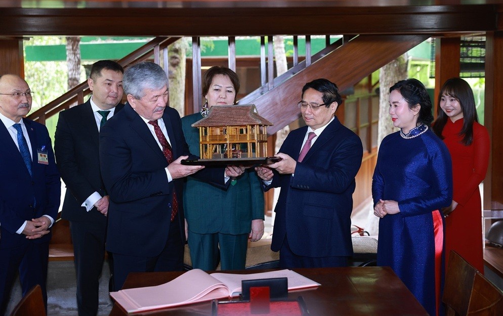 Vietnamese, Kyrgyz PMs visit President Ho Chi Minh Relic Site