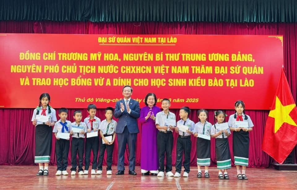 Vietnamese Ambassador to Laos Nguyen Minh Tam and former Vice President Truong My Hoa present scholarships to students. (Photo: Embassy of Vietnam in Laos)