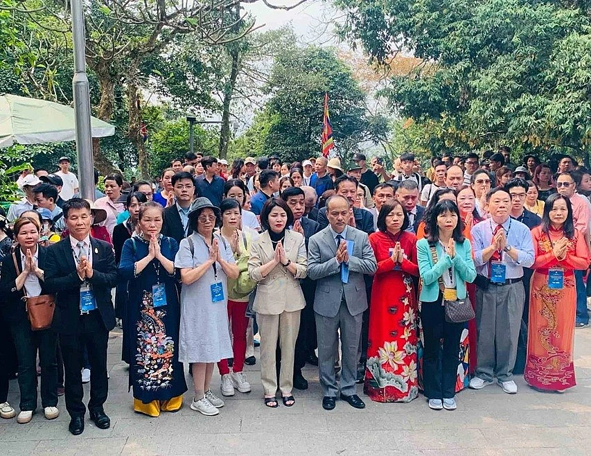 Nearly 50 Overseas Vietnamese Offer Incense to onor the Hung Kings and their roots