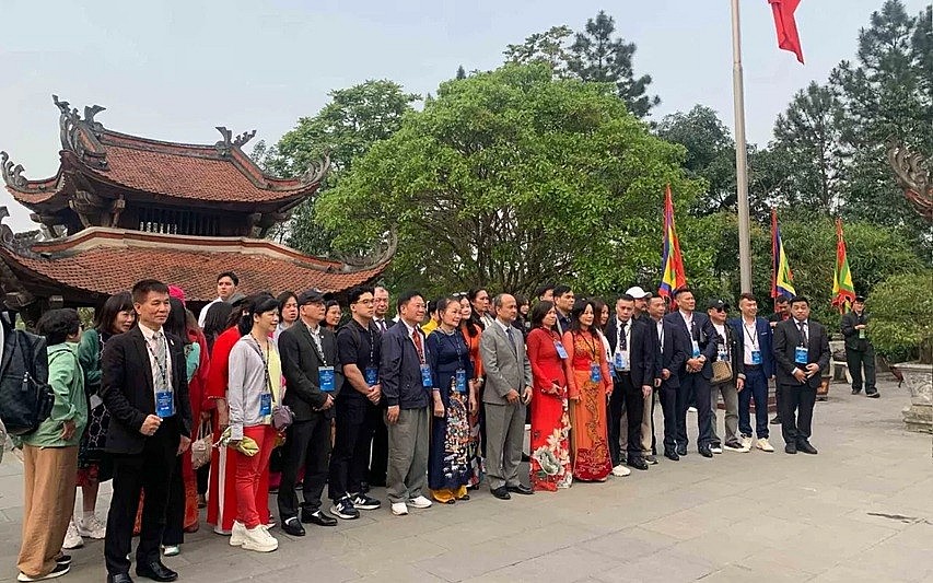 Nearly 50 Overseas Vietnamese Offer Incense to onor the Hung Kings and their roots