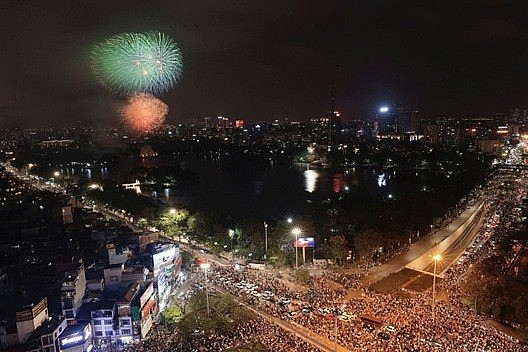 In pictures: Fireworks Display in Hanoi Celebrates national reunification day
