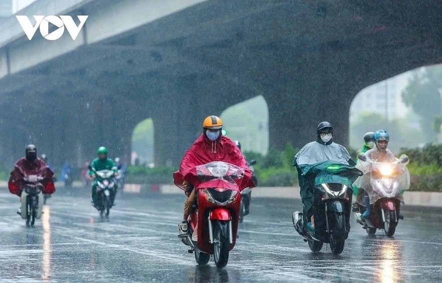 This weekend, a cold air mass is forecast to hit the Northern and Central regions of Vietnam, bringing rain and offering a relief from early summer hit. This weekend, a cold air mass is forecast to hit the Northern and Central regions of Vietnam, bringing rain and offering a relief from early summer hit.