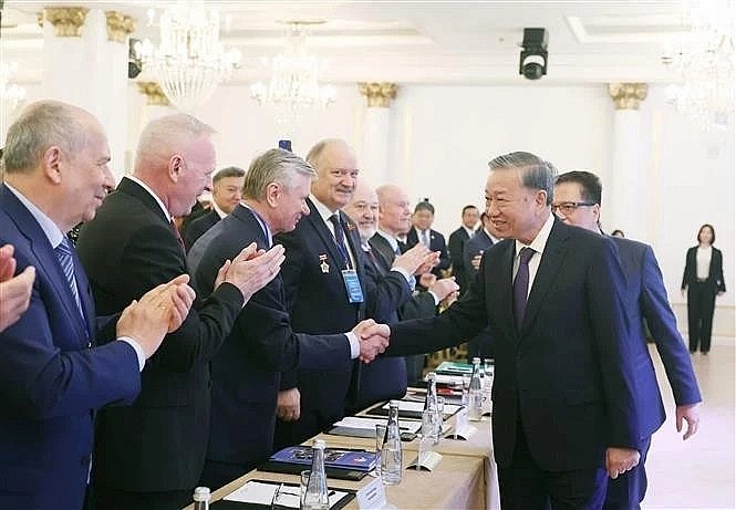 General Secretary of the Communist Party of Vietnam Central Committee To Lam meets with Russian intellectuals, scholars, and experts who had supported Vietnam in the past. (Photo: VNA)