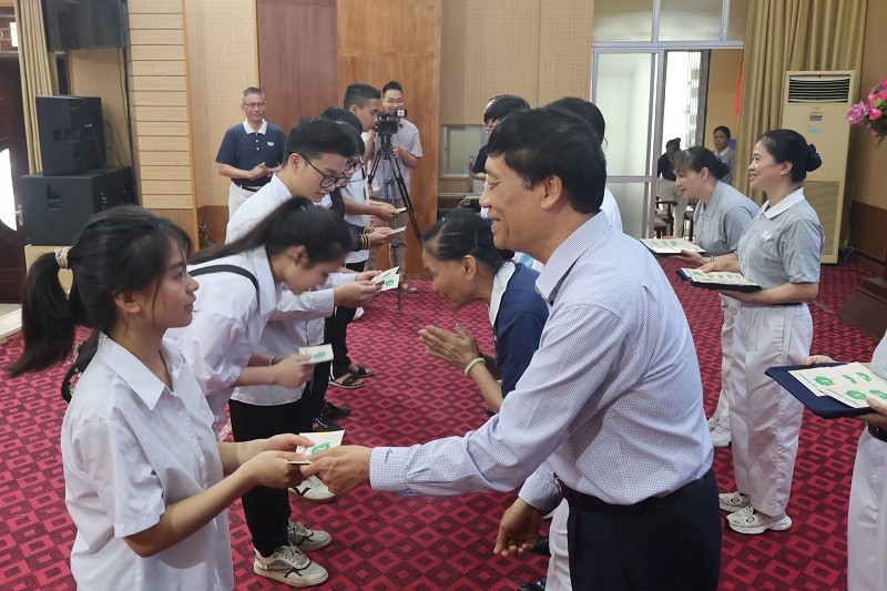 The educational support was distributed as a one-time cash grant.   Photo: Hai Duong Provincial Portal