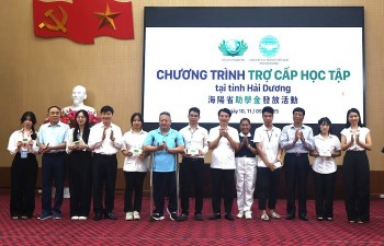 Tzu Chi Grants Over VND 2 Billion to Support Disadvantaged Students in Hai Duong
