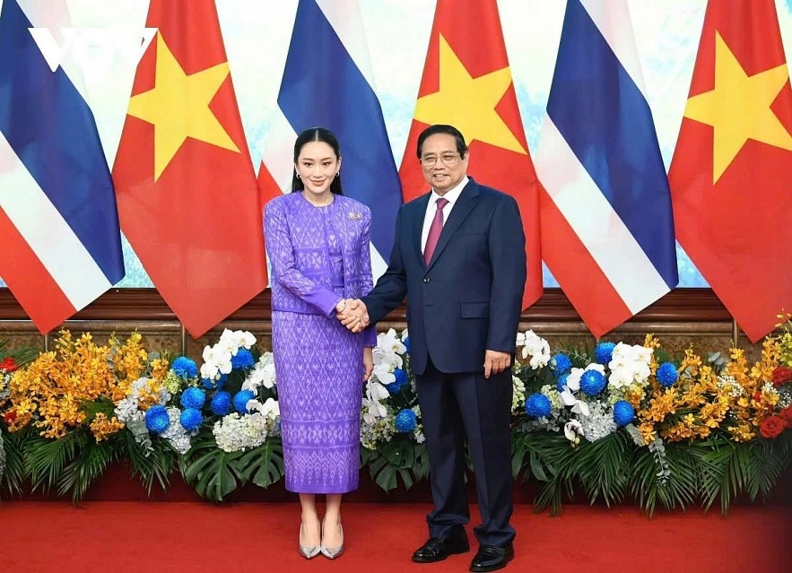 Vietnamese Prime Minister Pham Minh Chinh (R) and Thai Prime Minister Paetongtarn Shinawatra shaking hands before co-chairing the fourth Vietnam - Thailand Joint Cabinet Meeting in Hanoi on May 16.