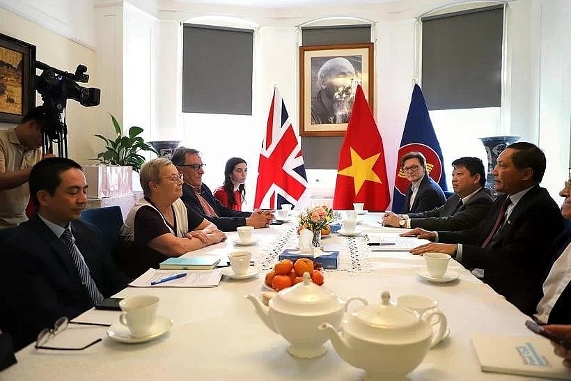 The meeting between Vietnamese Ambassador to the UK Do Minh Hung and representatives of communist parties and left-wing friends in the country. (Photo: VNA)