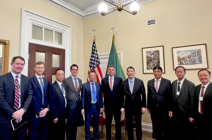 Vietnamese Deputy Minister of Finance of Vietnam Cao Anh Tuan (fourth from right) and Assistant Secretary for International Finance of the US Department of the Treasury Robert Kaproth (sixth from left), and other US and Vietnamese officials pose for a group photo during their meeting in Washington DC on May 14. (Photo: MoF)