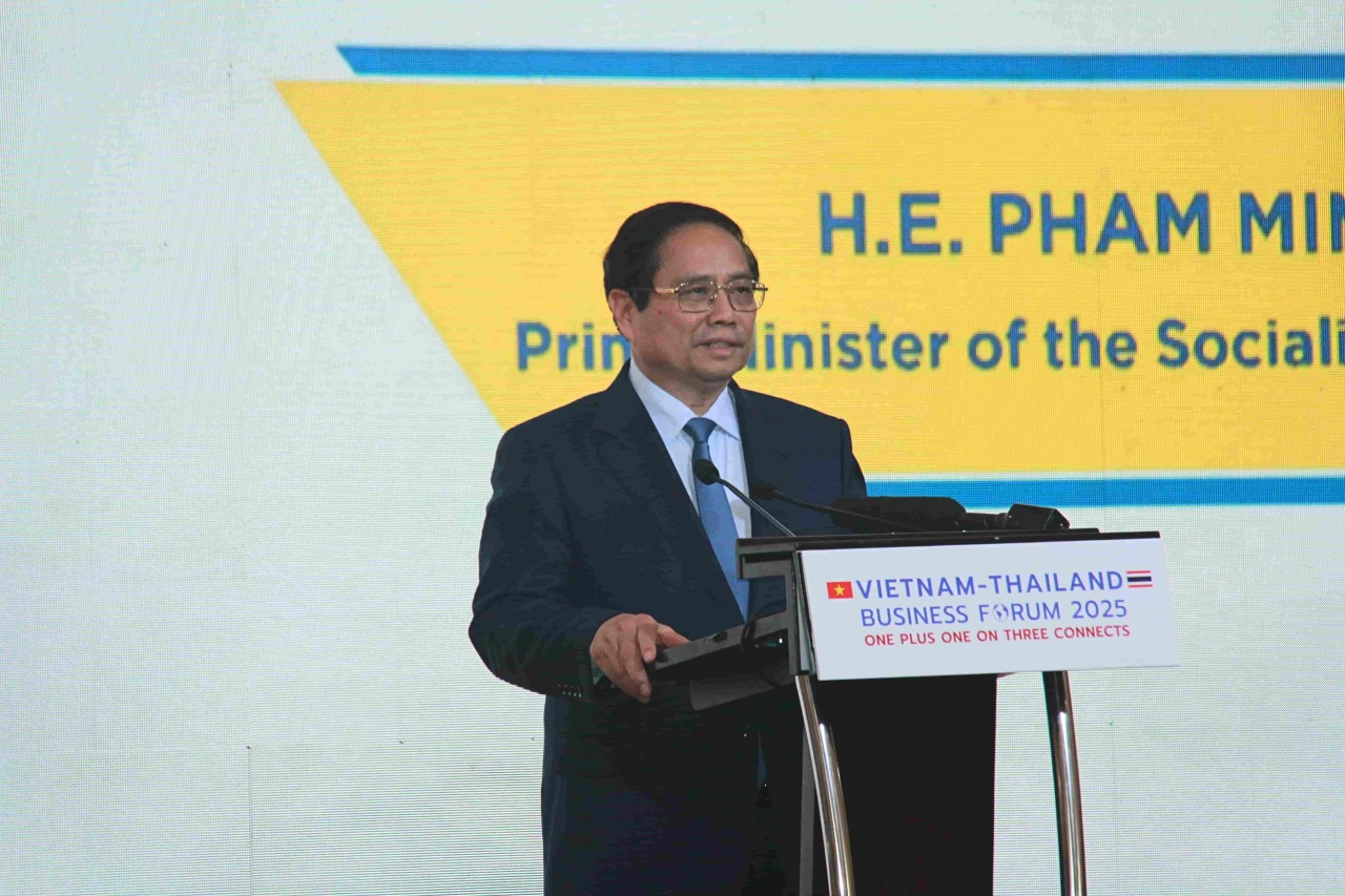 PM Chinh held that given the current complex, unpredictable, and uncertain situation, with many issues that no single country can resolve alone, Vietnam, Thailand, and ASEAN countries must strengthen unity, embrace diversity, and enhance cooperation.