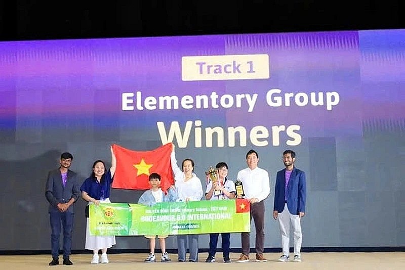 Presenting project “Smart Flood Resistant House”, two students of Ho Chi Minh City bring home first prize at Codeavour 6.0 International in Qatar.