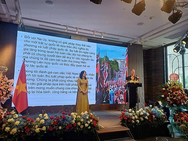 Deputy Minister of Foreign Affairs Le Thi Thu Hang (L) and Norwegian Ambassador to Viet Nam Hilde Solbakken at the ceremony, Ha Noi, May 16, 2025. Photo: VGP/Thuy Dung