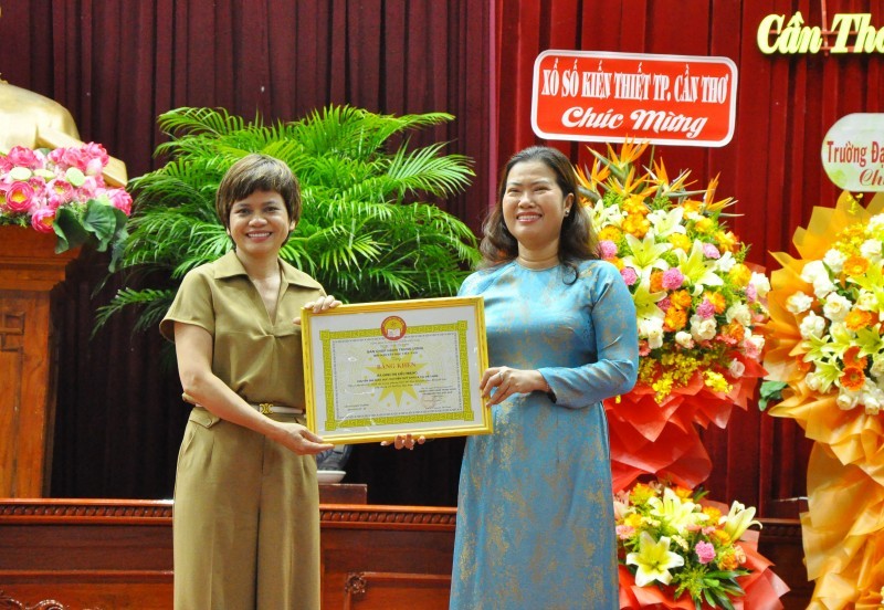 Can Tho Vice Chairwoman presents merit certificate to Asia Foundation representative. (Photo: Ha Vy)