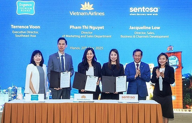 The signing ceremony of a Memorandum of Understanding (MoU) on strategic cooperation between the Singapore Tourism Board, national carrier Viet Nam Airlines and Singapore's Sentosa Development Corporation, Ha Noi, May 20, 2025. Photo: VNA
