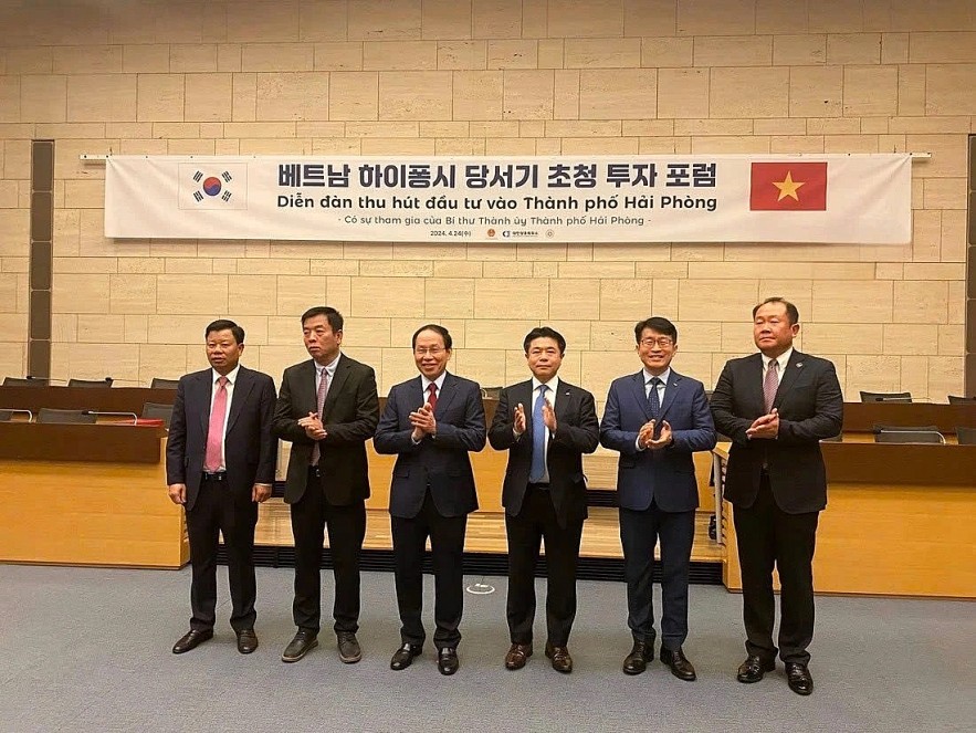 Leaders of Hai Phong and Korean businesses during an investment promotion forum in 2024. (Photo: haiphong portal)