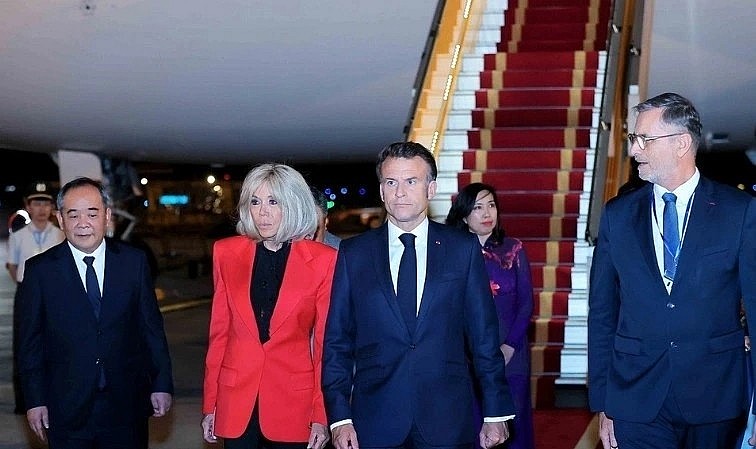 French President Emmanuel Macron and his spouse Brigitte Macron arrive in Hanoi for three-day state visit to Vietnam (Photo:VNA)