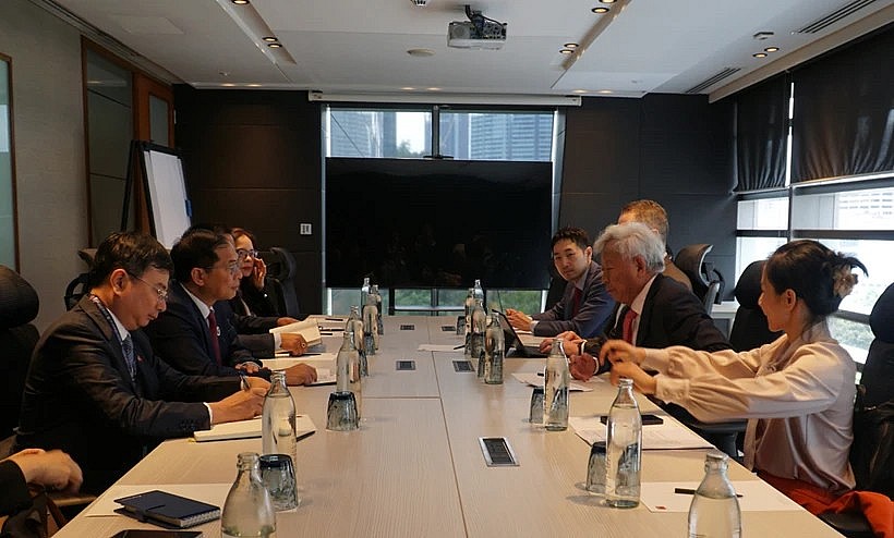 At the meeting between Vietnamese Deputy Prime Minister and Foreign Minister Bui Thanh Son and President and Chair of the Board of Directors of the Asian Infrastructure Investment Bank on May 26 (Photo: VNA)