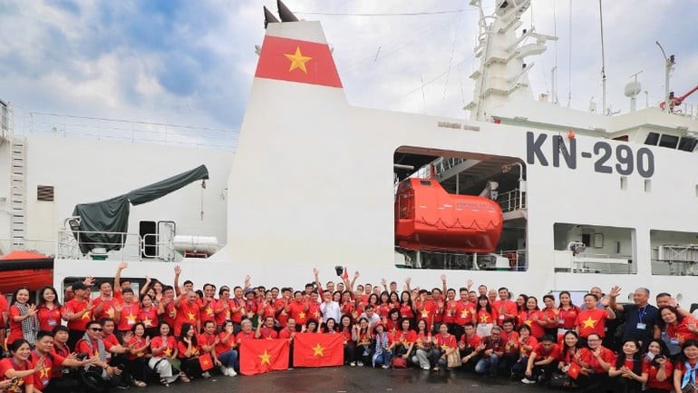 The delegation of the Vietnam Journalists Association consisted of 100 leaders of press agencies, along with reporters and editors from across the country. (Photo: Tran Thanh Dat/People's Newspaper)