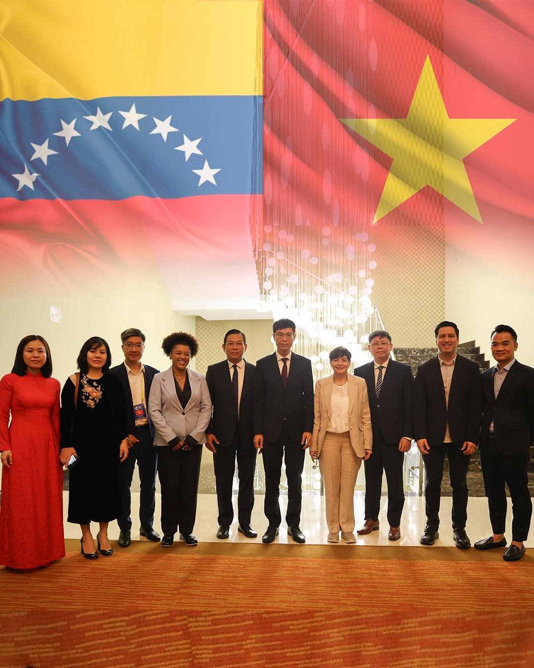 Vice President and Minister of Science and Technology of Venezuela, Gabriela Jiménez Ramírez (fourth from the left), posed for a commemorative photo with the Vietnamese delegation. (Photo: Embassy of Vietnam in Venezuela)