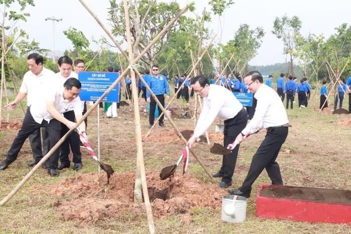 Binh Duong Hosts Tree Planting to Mark 75 Years of Vietnam-China Diplomatic Ties