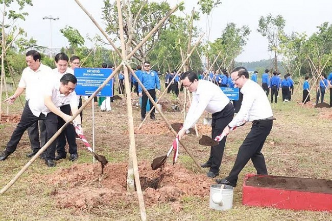 Binh Duong Hosts Tree Planting to Mark 75 Years of Vietnam-China Diplomatic Ties