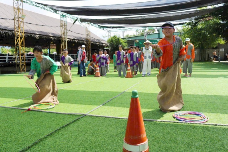 Children participate in summer camp activities during the program. (Photo: Ha Vy)