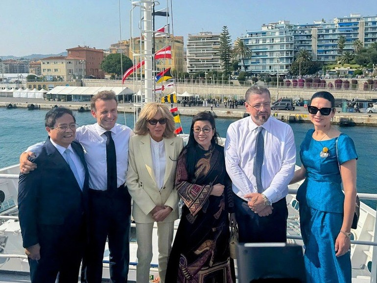 Prime Minister Pham Minh Chinh and his spouse, together with French President Emmanuel Macron and his spouse, and Costa Rican President Chaves Robles and his spouse. France and Costa Rica are the co-chairs of the Third United Nations Ocean Conference (UNOC 3) held in France. (Photo: VGP/Nhat Bac)