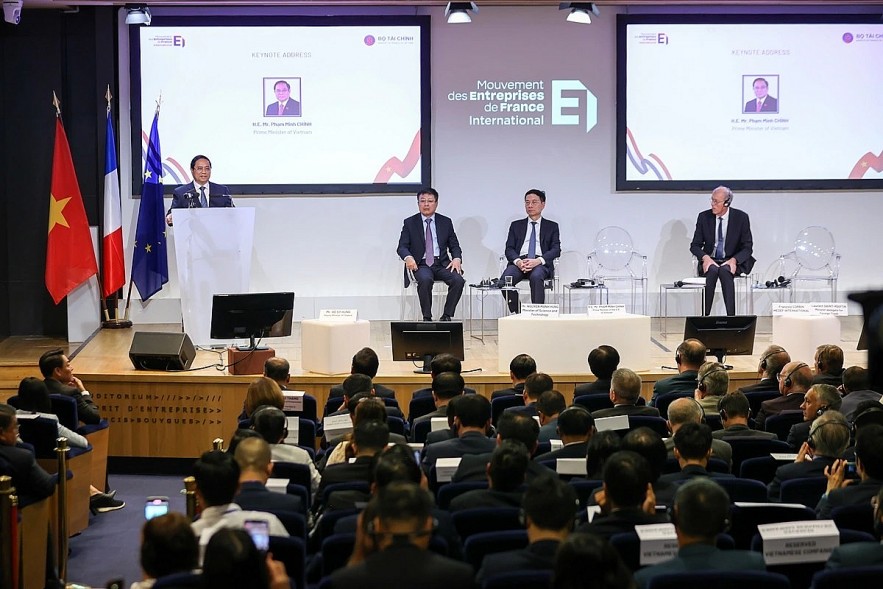 Prime Minister Pham Minh Chinh speaks at the Vietnam - France business forum in Paris on June 11. (Photo: VGP)