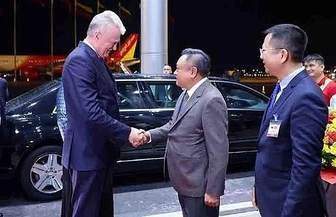 Chairman of the Hanoi People’s Committee Tran Sy Thanh welcomes Lithuanian President Gitanas Nauseda and his spouse Diana Nausediene at Noi Bai International Airport. (Photo: VNA)