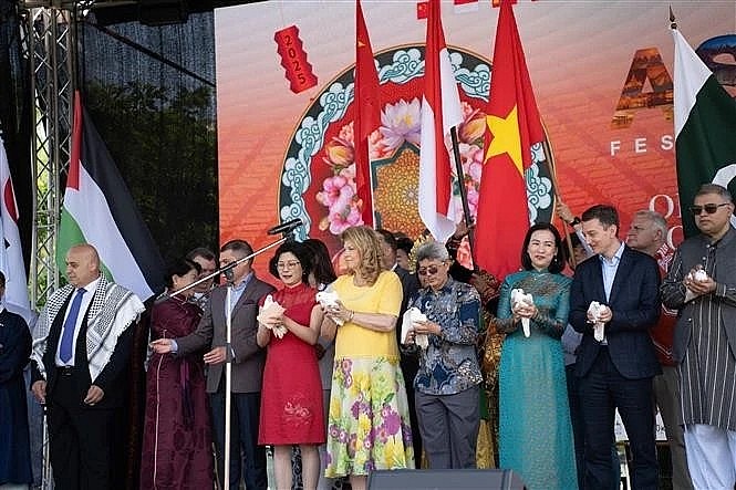 Representatives from countries prepare to release doves at the opening ceremony of the Asian Festival in Sofia, Bulgaria. (Photo: VNA) Representatives from countries prepare to release doves at the opening ceremony of the Asian Festival in Sofia, Bulgaria. (Photo: VNA)