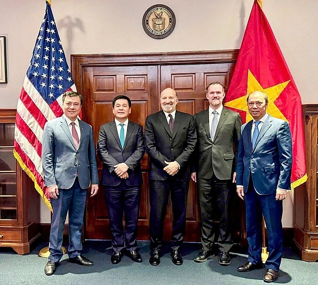 Vietnamese Minister of Industry and Trade Nguyen Hong Dien (2nd from left) and U.S. Secretary of Commerce Howard Lutnick and U.S. Trade Representative Jamieson Greer. Vietnamese Minister of Industry and Trade Nguyen Hong Dien (2nd from left) and U.S. Secretary of Commerce Howard Lutnick and U.S. Trade Representative Jamieson Greer.