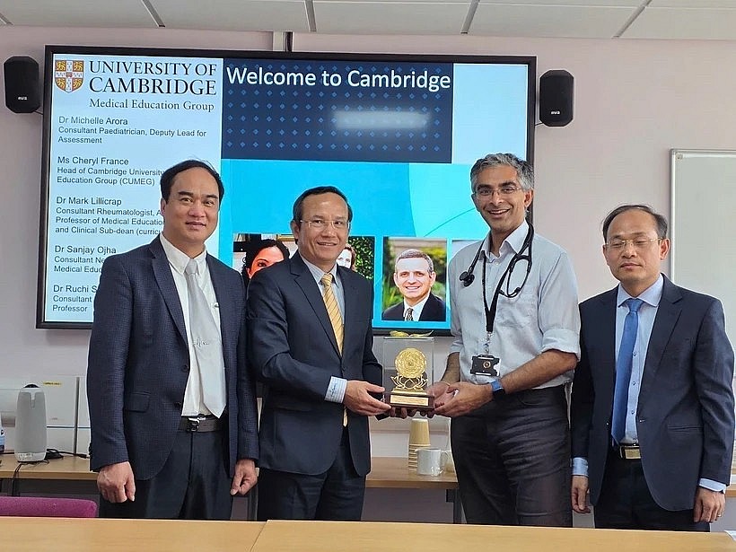 Director of the 108 Military Central Hospital Major General, Professor, Dr Le Huu Song (second, left), presents a souvenir to a representative of University of Cambridge School of Clinical Medicine (Photo: VNA) Director of the 108 Military Central Hospital Major General, Professor, Dr Le Huu Song (second, left), presents a souvenir to a representative of University of Cambridge School of Clinical Medicine (Photo: VNA)