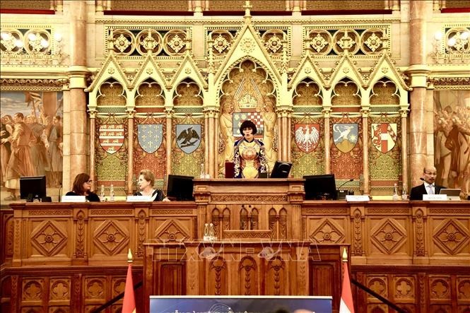 Dr. Phan Bich Thien, Chair of the Vietnam Women’s Forum in Europe, speaks at the forum “Positioning Vietnamese Values Abroad in the Digital Era.” (Photo: VNA)