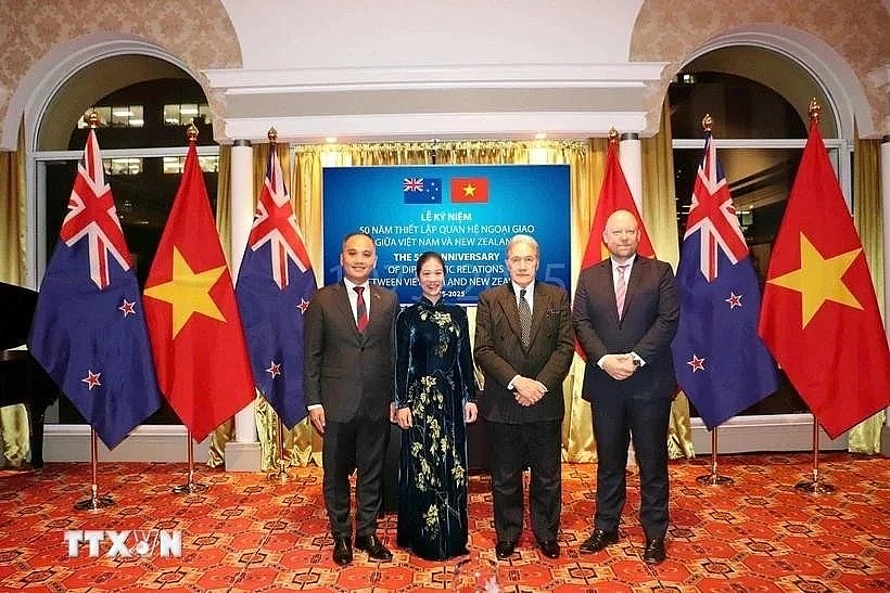 Vietnamese Ambassador to New Zealand Phan Minh Giang (left) and his spouse pose for a photo with New Zealand Minister of Foreign Affairs Winston Peters and Deputy Minister of Foreign Affairs Grahame Morton at the celebration ceremony. (Photo: VNA) Vietnamese Ambassador to New Zealand Phan Minh Giang (left) and his spouse pose for a photo with New Zealand Minister of Foreign Affairs Winston Peters and Deputy Minister of Foreign Affairs Grahame Morton at the celebration ceremony. (Photo: VNA)