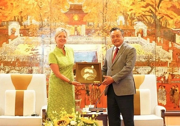 Chairman of the Hanoi People’s Committee Tran Sy Thanh presents a handcrafted lotus emblem to Mariam J. Sherman, World Bank Country Director for Vietnam, Laos, and Cambodia. (Photo:baodautu.vn) Chairman of the Hanoi People’s Committee Tran Sy Thanh presents a handcrafted lotus emblem to Mariam J. Sherman, World Bank Country Director for Vietnam, Laos, and Cambodia. (Photo:baodautu.vn)