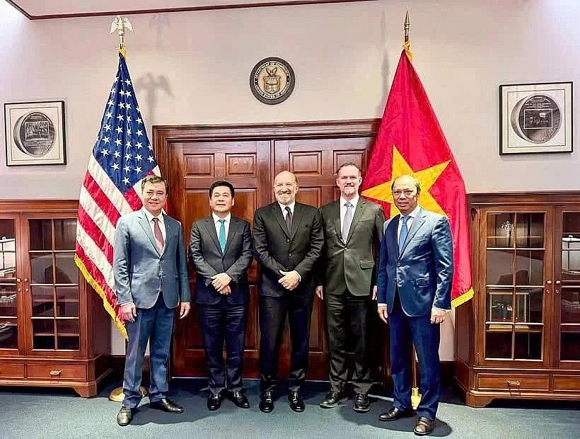 Vietnamese Minister of Industry and Trade Nguyen Hong Dien (second from left) holds a negotiation session with US Secretary of Commerce Howard Lutnick and Ambassador Jamieson Greer, US Trade Representative, on the afternoon of June 12 (local time) in the US. (Photo: VNA)