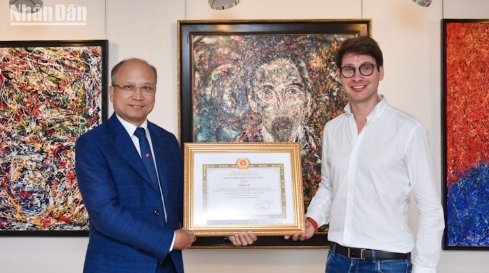 Frenchman Wins A Prize for "Following the Footsteps of Ho Chi Minh" Painting