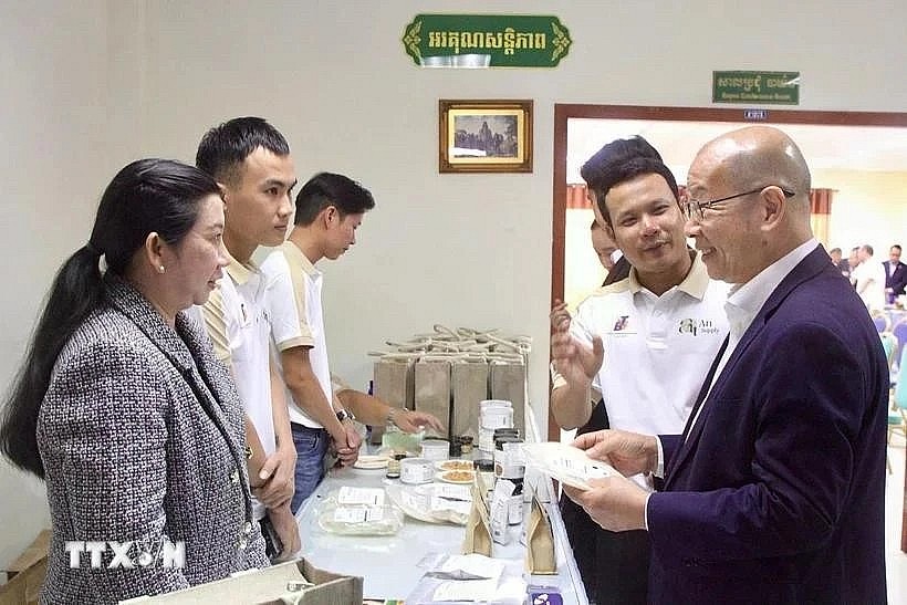 Representatives from Vietnam and Cambodia meet on the sidelines of the workshop held on June 20 in Phnom Penh. (Photo: VNA)