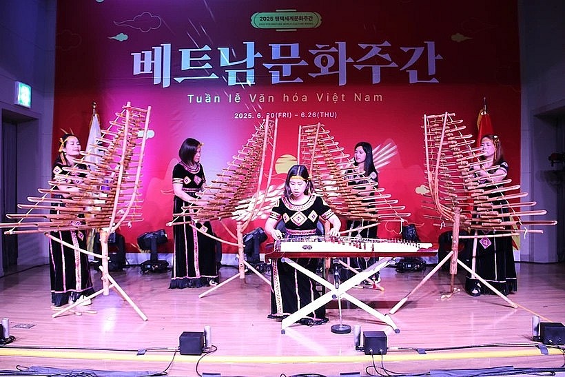 A performance of Vietnamese traditional music instruments (Photo: VNA)
