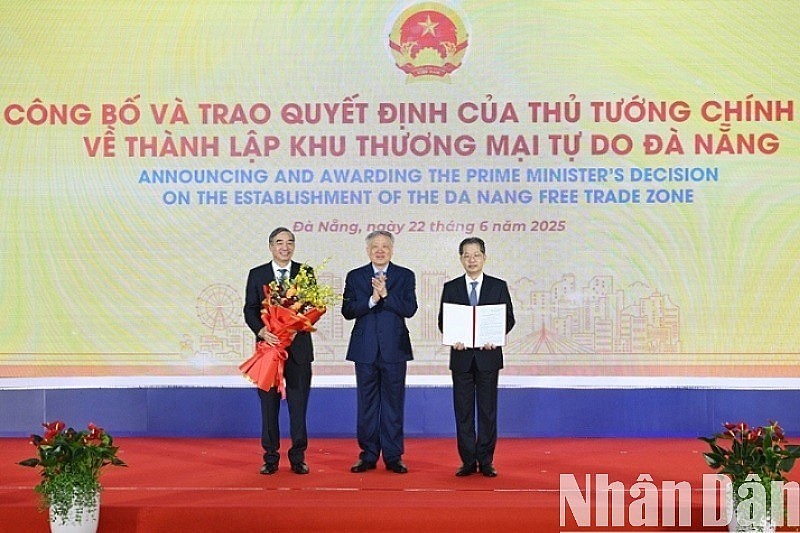 Deputy Prime Minister Nguyen Hoa Binh presents the Prime Minister's decision to establish the Da Nang Free Trade Zone on June 22. (Photo: VNA)