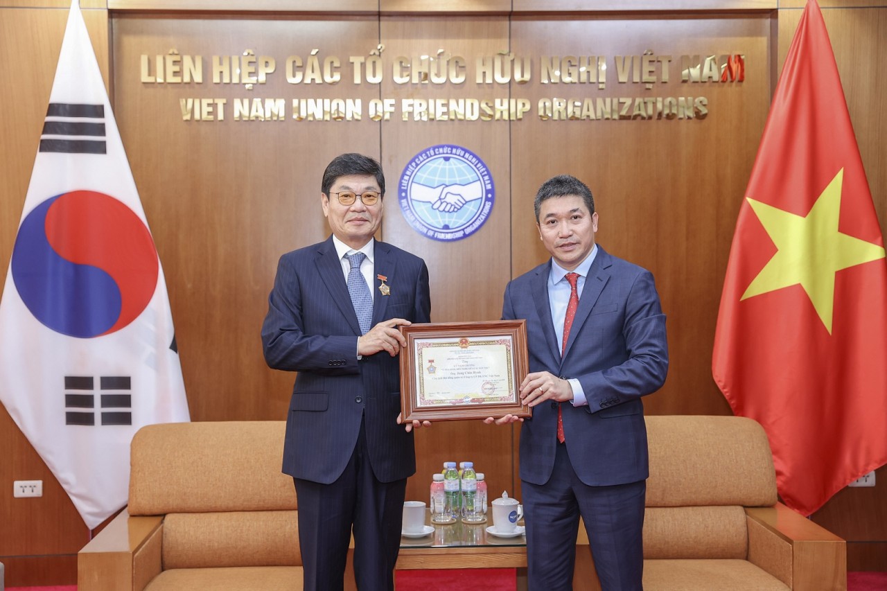 Korean Businessman Honored with ‘For Peace and Friendship among Nations’ Medal for Outstanding Charitable Contributions to Vietnam