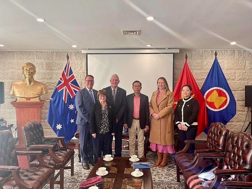 Vietnamese Ambassador to Australia Pham Hung Tam (third from right) at the reception for Logan K. Howlett, Mayor of the City of Cockburn, Western Australia on June 23 (Photo: VNA)