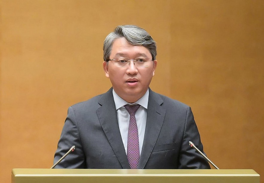 Minister of Justice Nguyen Hai Ninh presents the revised law before the National Assembly. Photo: National Assembly