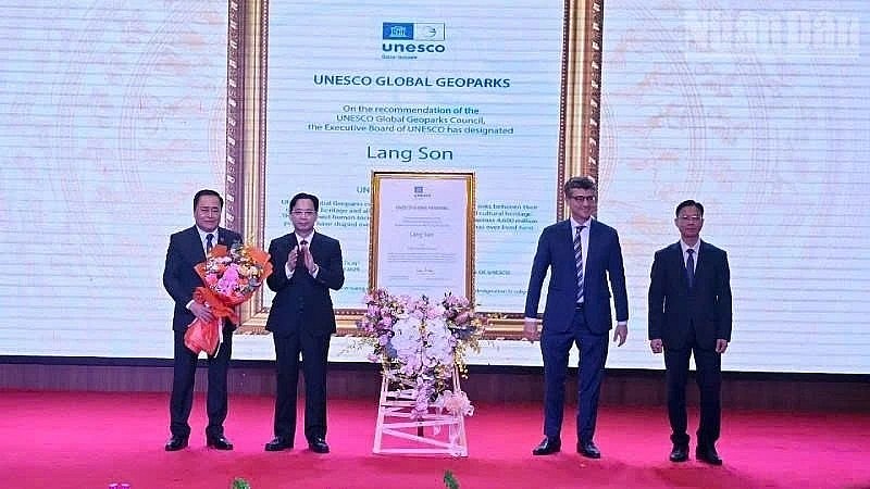 Jonathan Wallace Baker, UNESCO Representative in Vietnam, presents the title to the Lang Son leadership at a ceremony on June 28. (Photo: nhandan.vn)